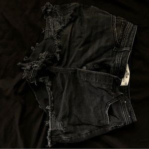 Hollister Curvy Ultra High-Rise Mom Short (W26)